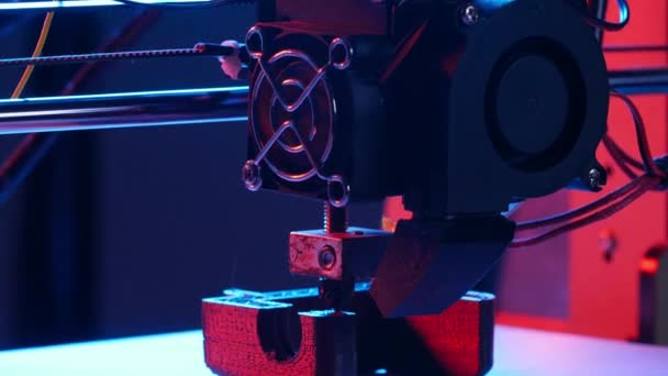 Concept van moderne productietechnologieën. 3D-printer afdrukken figuur close-up — Stockvideo