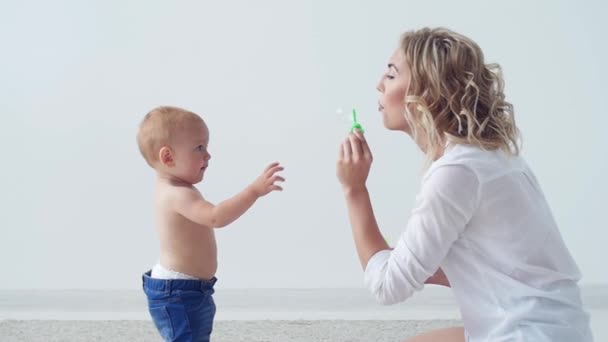 Schattige alleenstaande moeder en Kid meisje spelen samen indoor thuis — Stockvideo