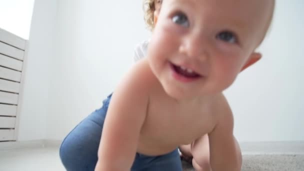 Gelukkig schattig lachende baby in witte kamer — Stockvideo