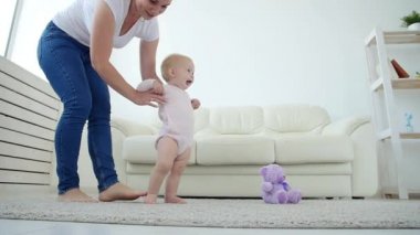 Evde anneler yardım ile ilk adımları atıyor Bebek