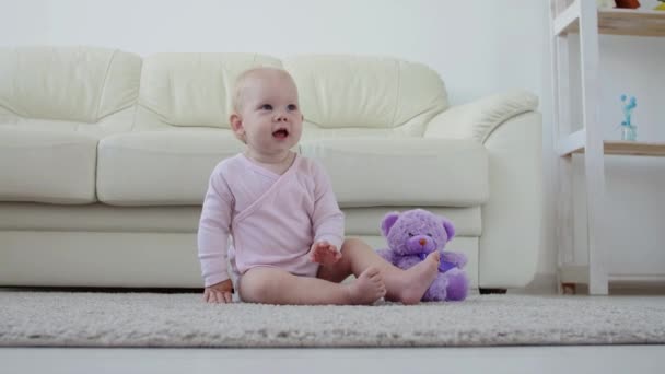 Çocukluk, çocuk ve bebeklik kavramı - evde kapalı komik bebek kız tarama — Stok video