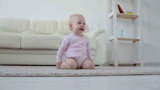 Kindertijd, kinderen en babyhood concept-kruipen grappig baby meisje binnenshuis thuis — Stockvideo