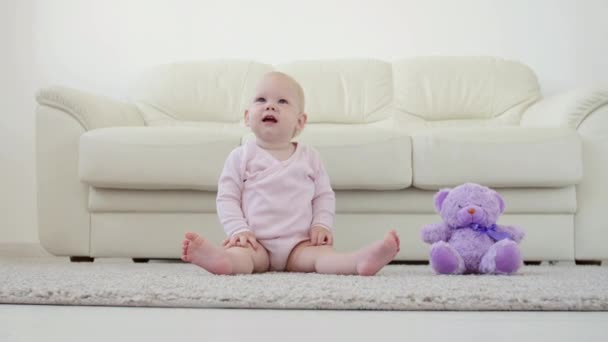 Kindertijd, kinderen en babyhood concept-kruipen grappig baby meisje binnenshuis thuis — Stockvideo