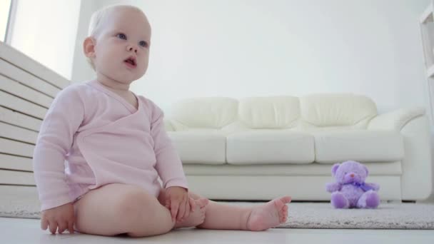 Concept d'enfance, d'enfants et de bébés - bébé fille drôle rampante à l'intérieur à la maison — Video