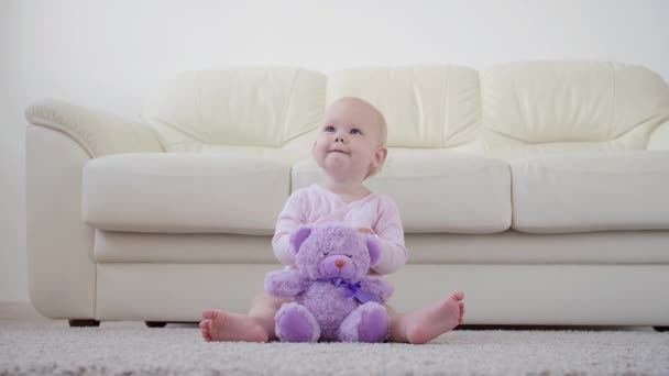 童年，儿童和婴儿的概念 - 爬行有趣的女婴在家里的室内 — 图库视频影像