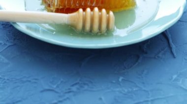 Doğal Eko Gıda Kavramı. Ahşap bal dipper ile Bal