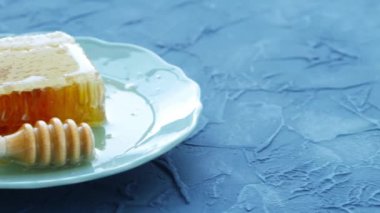 Doğal Eko Gıda Kavramı. Ahşap bal dipper ile Bal