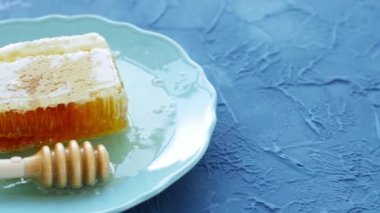 Doğal Eko Gıda Kavramı. Ahşap bal dipper ile Bal