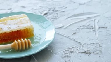 Doğal Eko Gıda Kavramı. Ahşap bal dipper ile Bal