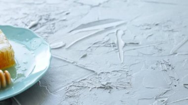 Doğal Eko Gıda Kavramı. Ahşap bal dipper ile Bal