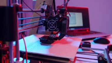 Modern üretim teknolojileri kavramı. 3d yazıcı baskı figürü yakın çekim