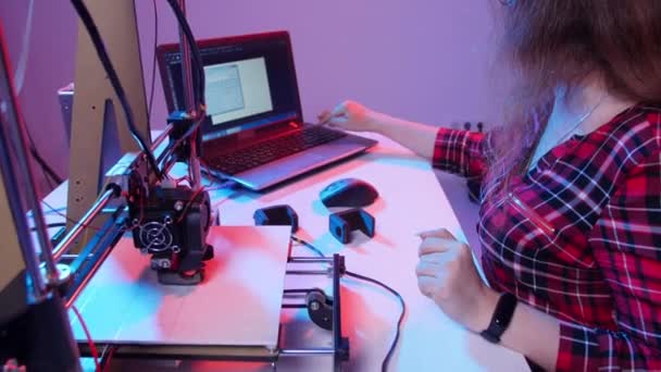 Modern üretim teknolojileri kavramı. Genç kadın öğrenci 3d yazıcıda öğe yapar — Stok video