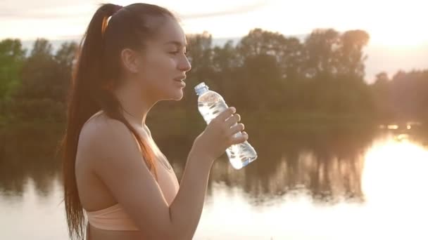 Mladá samice joggře pitnou vodu po tréninku — Stock video