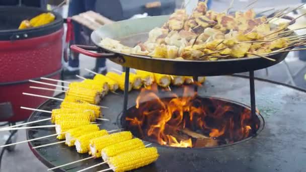 Läcker grill majs är grillad. Gatukost koncept — Stockvideo