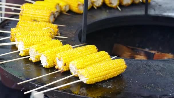Delicioso maíz asado a la parrilla. Concepto de comida callejera — Vídeos de Stock