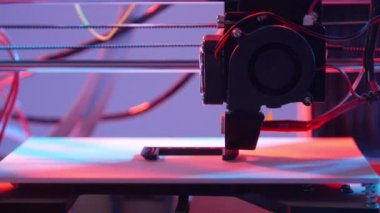 3d baskı veya katkı maddesi imalatı ve robotik otomasyon konsepti. Üç boyutlu 3d yazıcı ürün oluşturma gerçekleştirir