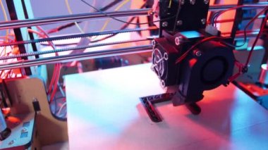 3d baskı veya katkı maddesi imalatı ve robotik otomasyon konsepti. Üç boyutlu 3d yazıcı ürün oluşturma gerçekleştirir