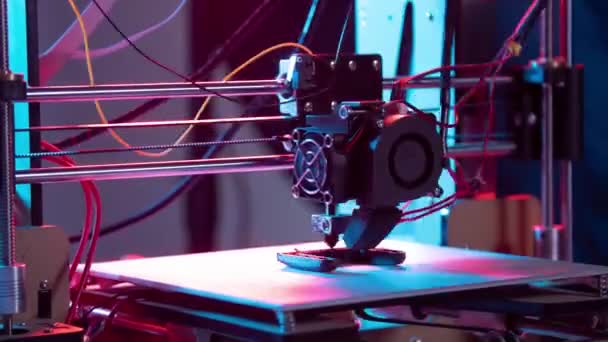 การพิมพ์ 3 มิติหรือการผลิตสารเติมแต่งและแนวคิดระบบอัตโนมัติหุ่นยนต์ เครื่องพิมพ์ 3 มิติสามมิติทําการสร้างผลิตภัณฑ์ — วีดีโอสต็อก