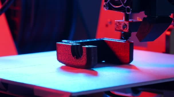 3D-Printing eller additiv tillverkning och robotautomation koncept. Tredimensionell 3D-skrivare utför produkt skapande — Stockvideo