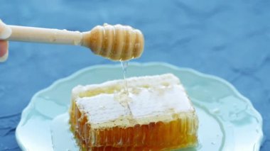 Doğal Eko Gıda Kavramı. Petek, sıvı bal ve tahta kaşık