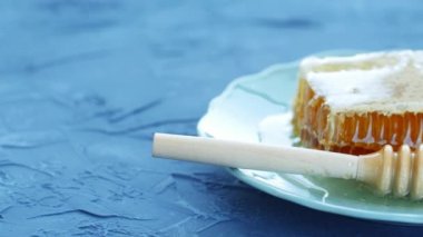 Doğal Eko Gıda Kavramı. Petek, sıvı bal ve tahta kaşık