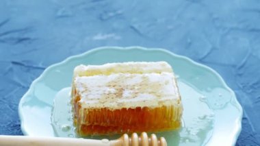 Doğal Eko Gıda Kavramı. Petek, sıvı bal ve tahta kaşık