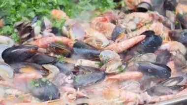 Ulusal ve Sokak Gıda Kavramı. Büyük deniz ürünleri tavası