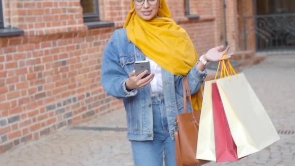 Jonge gelukkige mooie moslim vrouw die selfie op straat neemt — Stockvideo