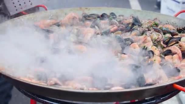 National and Street Food Concept. Grande poêle à fruits de mer — Video