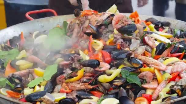 Национальная и уличная продовольственная концепция. Большая сковорода с морепродуктами — стоковое видео