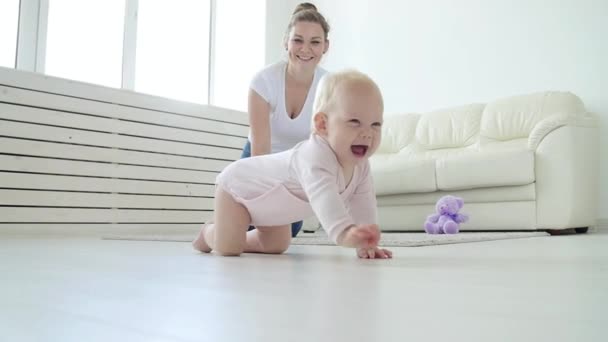 Çocukluk, bebeklik ve aile kavramı. Anne evde onu sevimli bebek ile oynuyor — Stok video