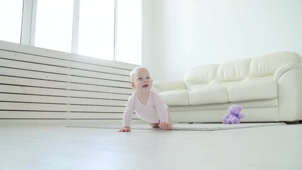 Παιδική ηλικία, βρεφική κουκούλα και οικογενειακή ιδέα-ευτυχισμένο μικρό αγοράκι ή κορίτσι που κάθονται στο πάτωμα στο σπίτι — Αρχείο Βίντεο