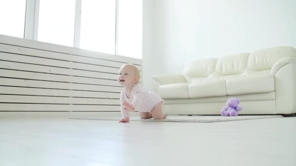 Детство, детство и концепция семьи - счастливый маленький мальчик или девочка, сидящие на полу дома — стоковое видео