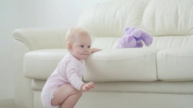 Çocuklar, bebek ve çocukluk konsepti - güzel gülümseyen bebek oynuyor