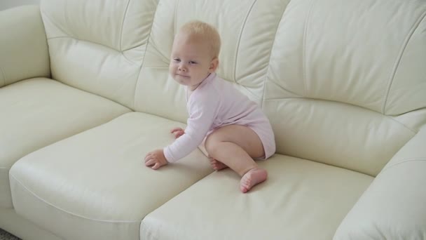 Kinder, Säugling und Kindheitskonzept - schön lächelndes Baby spielt — Stockvideo