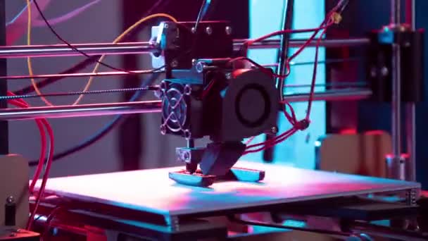 3D nyomtatás vagy adalékanyag gyártás és robotautomatizálás koncepció.. Működő 3D nyomdász-ra egy befest könnyű — Stock videók