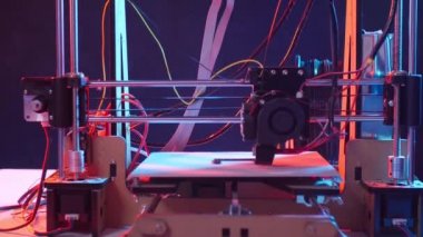 3d baskı veya katkı maddesi imalatı ve robotik otomasyon konsepti... 3d yazıcıyı renk ışığında çalıştırma