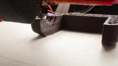 3d baskı veya katkı maddesi imalatı ve robotik otomasyon konsepti... 3d yazıcıyı renk ışığında çalıştırma