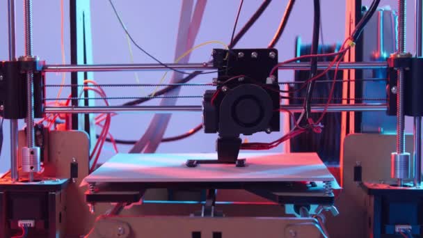 3d baskı veya katkı maddesi imalatı ve robotik otomasyon konsepti... 3d yazıcıyı renk ışığında çalıştırma — Stok video