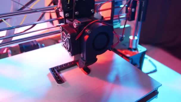 3Dプリンティングまたはアディティブマニュファクチャリングとロボットオートメーションのコンセプト。カラーライトで3Dプリンタを動作 — ストック動画