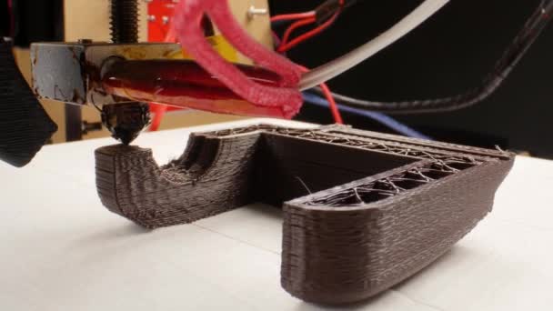 3D εκτύπωση ή πρόσθετη κατασκευή και ρομποτική αυτοματοποίηση έννοια.. Εργασία 3D εκτυπωτή σε έγχρωμη λυχνία — Αρχείο Βίντεο