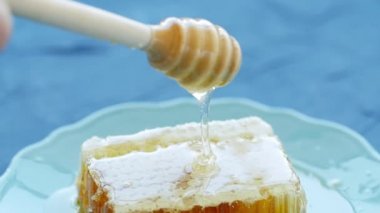 Bal, bir tabakta özel kaşıkla petek