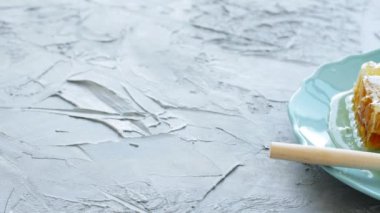 Bal, bir tabakta özel kaşıkla petek