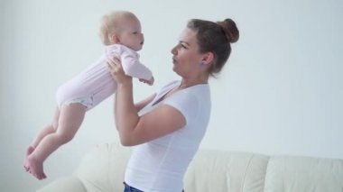 Çocuklar ve ebeveynler kavramı - Anne ve evde onun küçük bebek