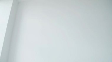 Babası küçük kızı kaldırıyor. Mutlu baba kaldırıyor ve küçük bir çocuğu kaldırıyor. Ev atmosferi, mutlu aile gülen bebek