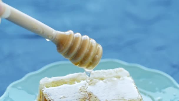 Med, medový hřeben se speciální lžičkou na talíři — Stock video