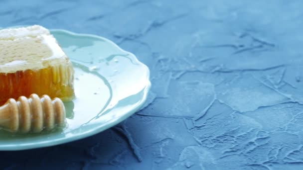 Med, medový hřeben se speciální lžičkou na talíři — Stock video
