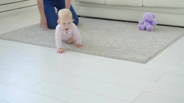 Kindertijd, babyhood en familieconcept. Moeder spelen met haar schattige baby thuis — Stockvideo