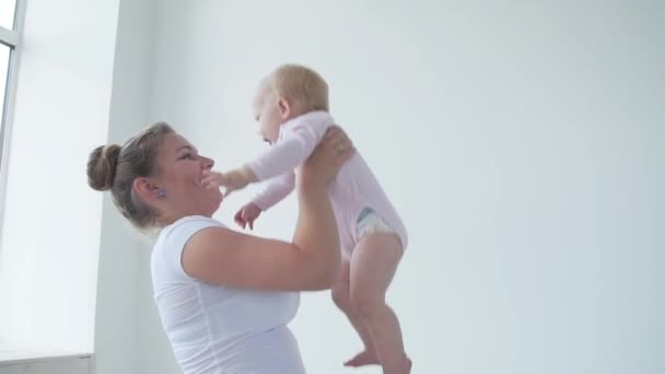 Concept enfants et parents - Mère et son petit bébé à la maison — Video