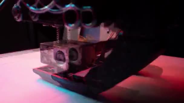 Автоматичний тривимірний 3d принтер виконує пластикове моделювання в лабораторії — стокове відео